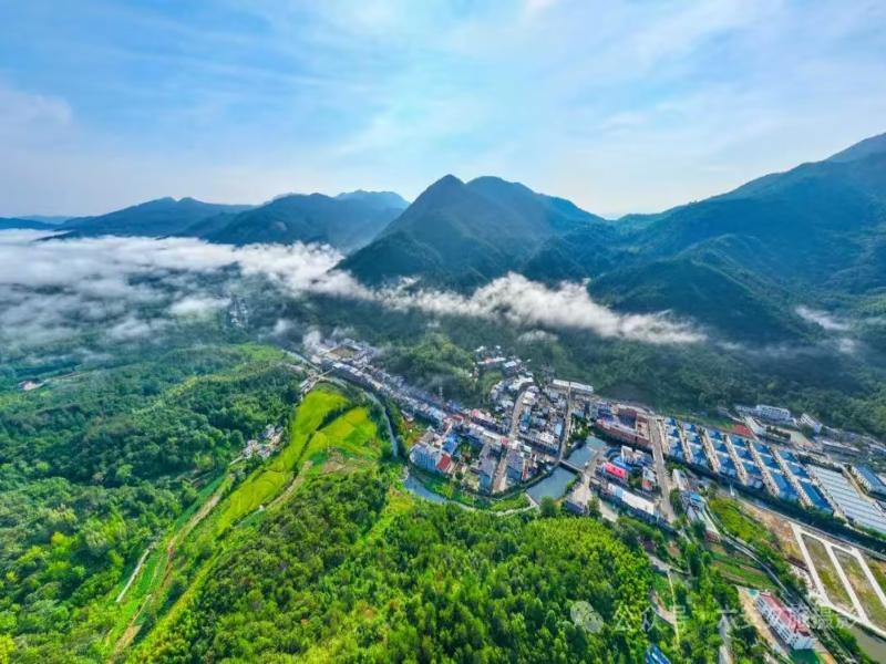 俯瞰云中小鎮(zhèn)