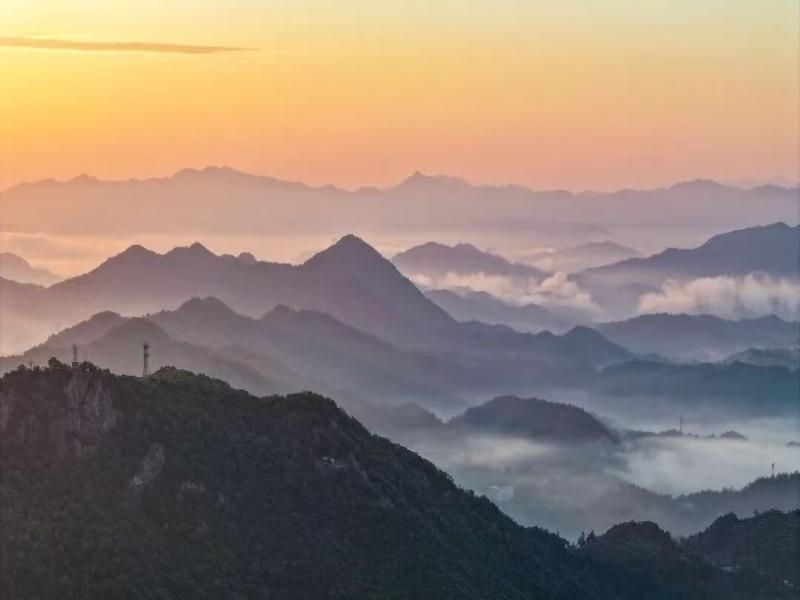 晨曦破霧照山川